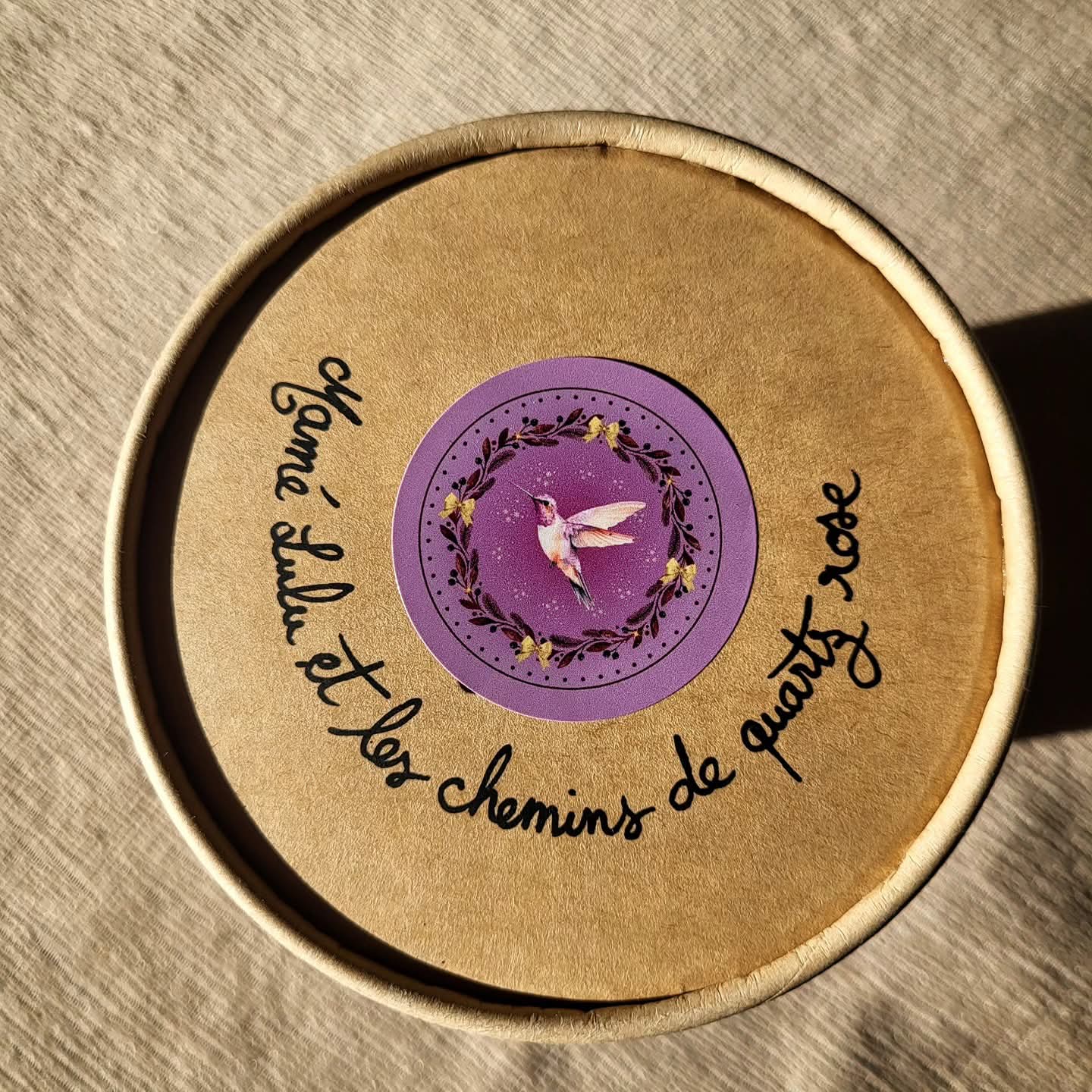 Boule de noël "Mamé Lulu & les chemins de quartz rose"