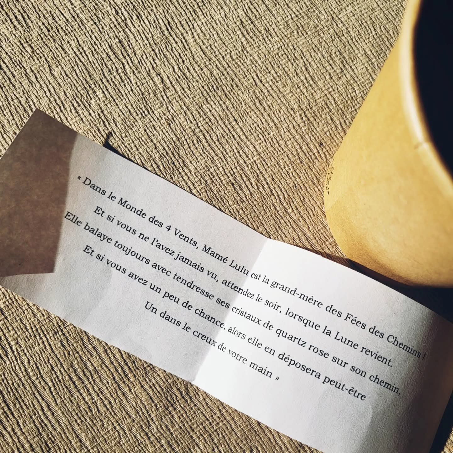 Boule de noël "Mamé Lulu & les chemins de quartz rose"