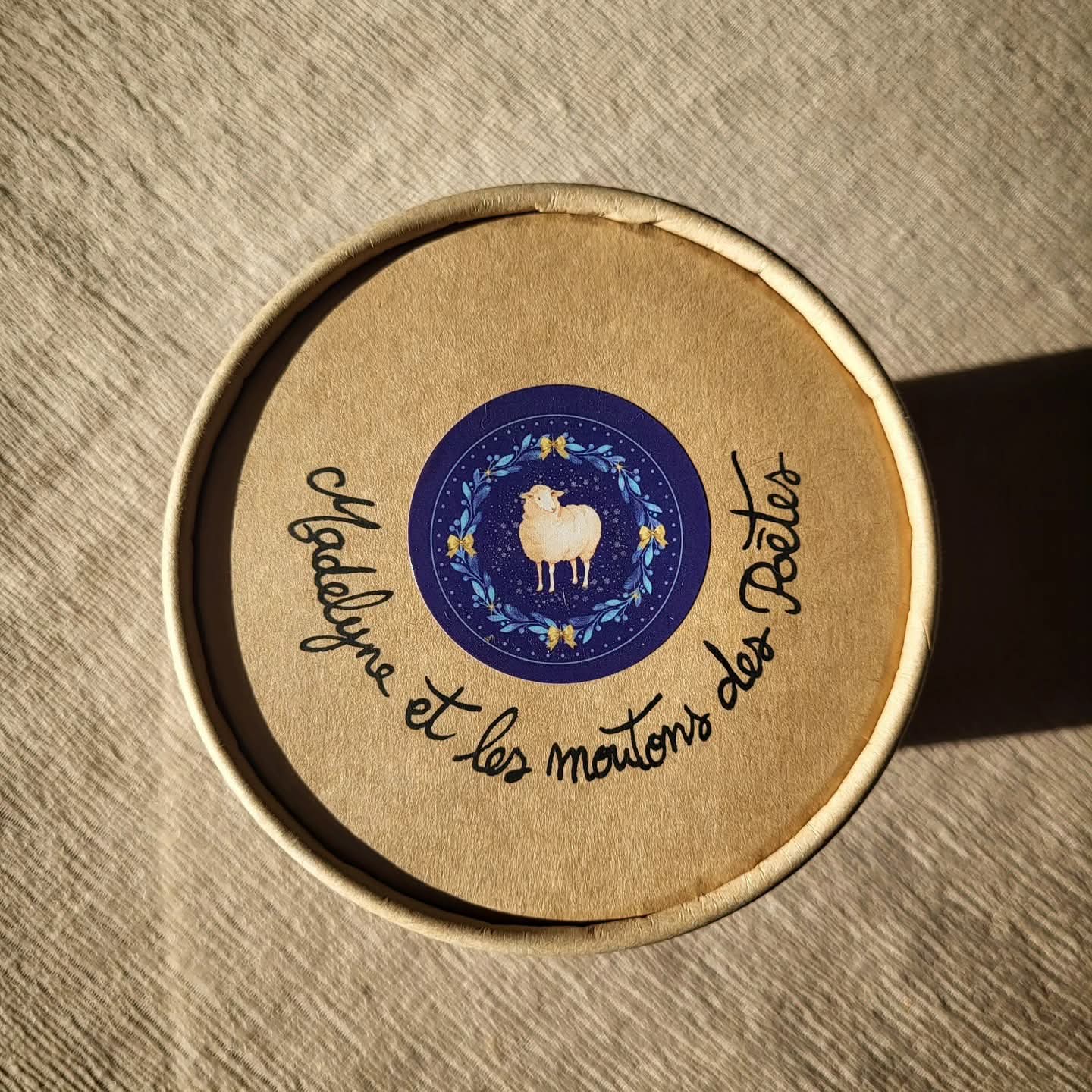 Boule de noël "Madelyne & les Moutons des poètes"