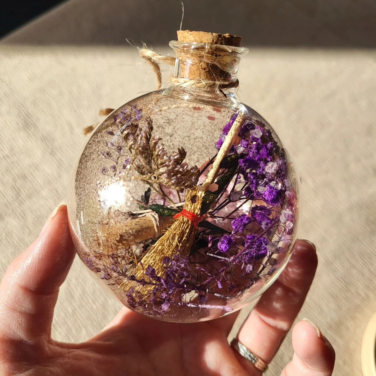 Boule de noël "Mamé Lulu & les chemins de quartz rose"