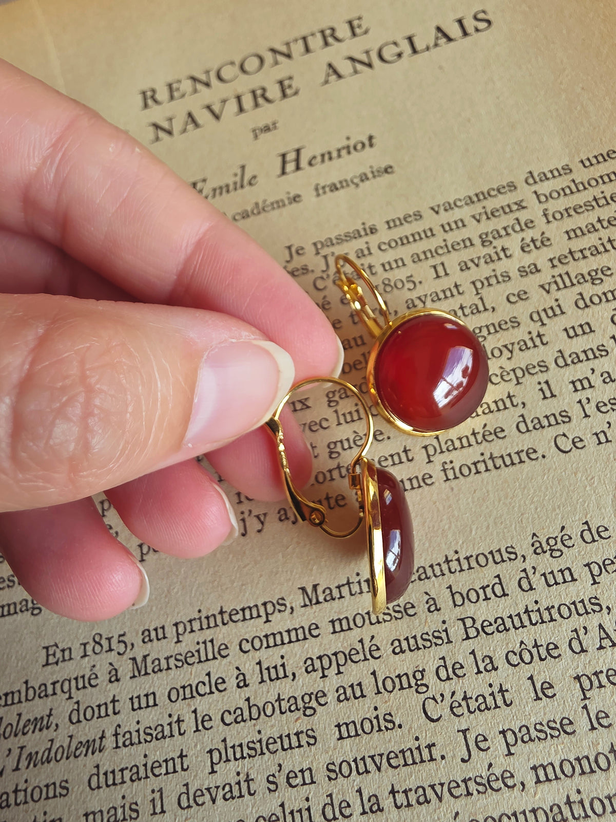 Boucles dormeuse Agate rouge plaqué or