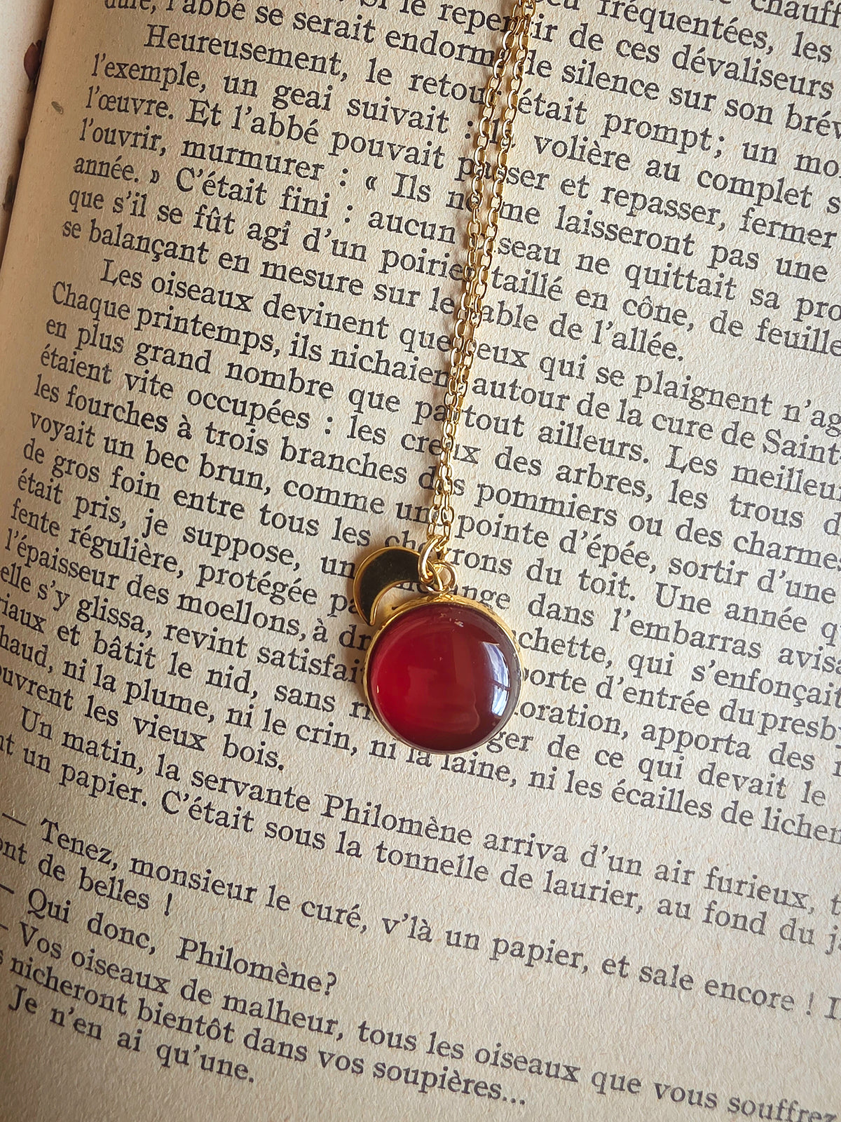Collier Lune Agate rouge en acier inoxydable doré
